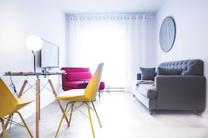 Smart TV, books - Stylish*brand-new*2 bdrs queen*gym 24/7 (Montreal)