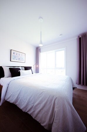 2 Schlafzimmer, Schreibtisch, Bügeleisen/Bügelbrett, Reisekinderbett