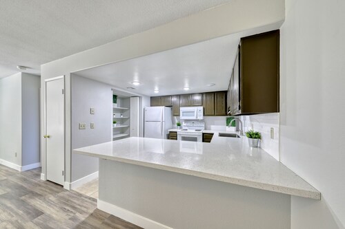 Cozy Condo (2-Bedroom) Less Than 5 Miles to Strip