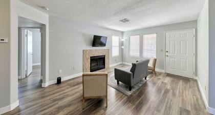 Cozy Condo (2-Bedroom) Less Than 5 Miles to Strip