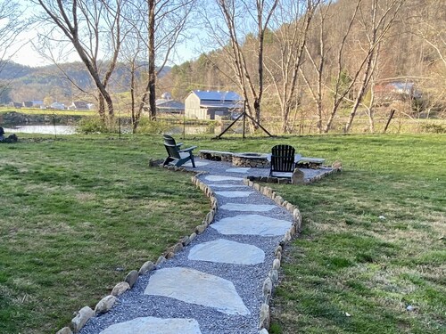 Cottage by the Creek, Fire Pit, Grill, 3 Mins to Town, WiFi, Pets Welcome!