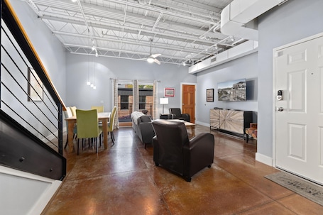 Interior. Razorback Retreat on Dickson Street