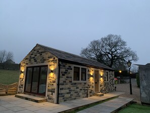 Exterior - Unique getaway, surrounded by fields close to two great pubs. (Halifax)