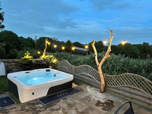 Unique getaway, surrounded by fields close to two great pubs.