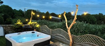 Unique getaway, surrounded by fields close to two great pubs.