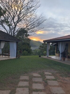 28-tums platt-tv med kabelkanaler, tv och eldstad