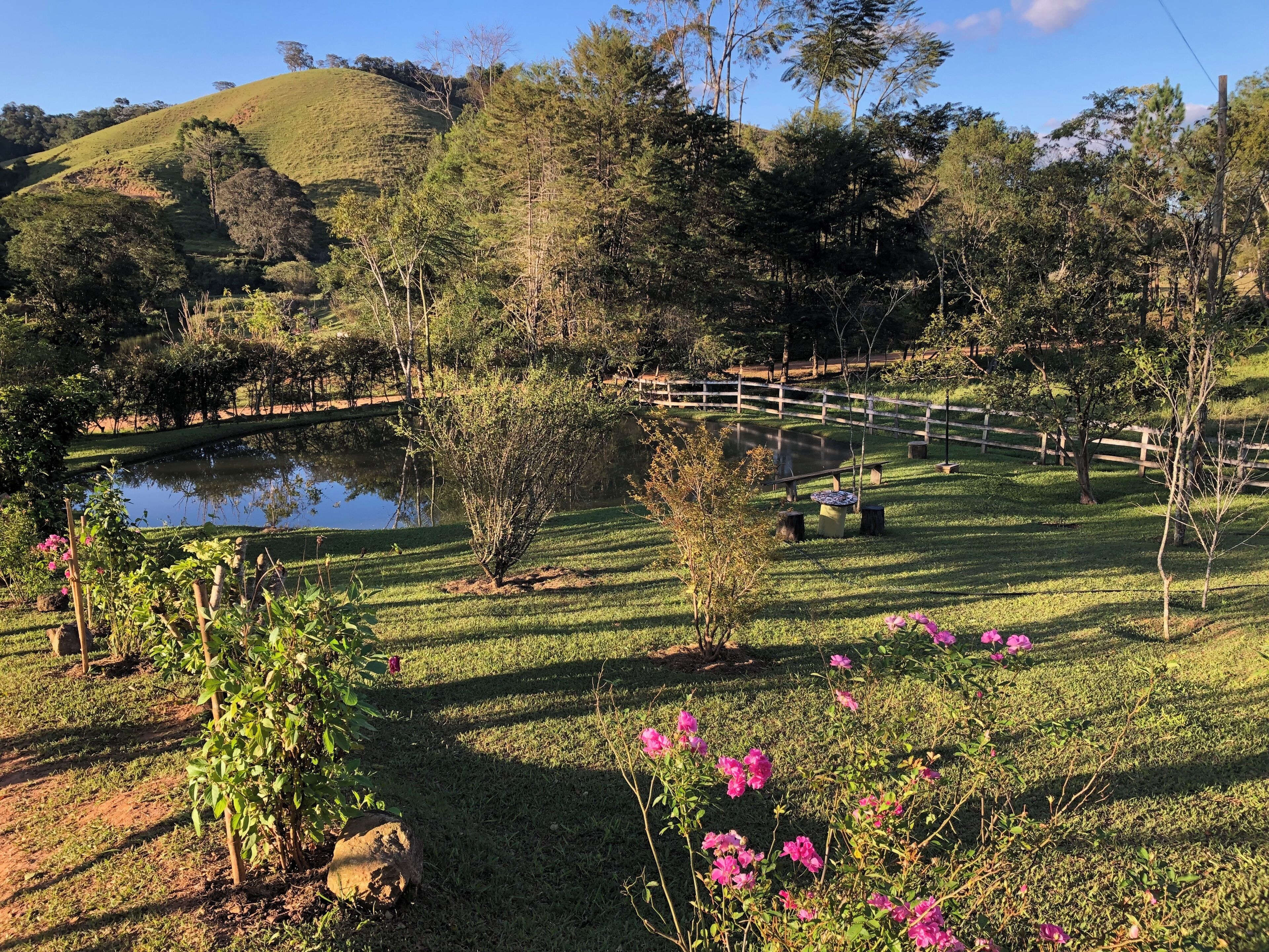 28-inch flat-screen TV with cable channels, TV, fireplace