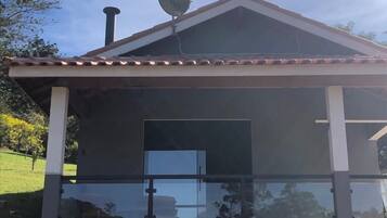 Chalé Cinza | Frigobar, ferros/tábuas de passar roupa, Wi-Fi de cortesia