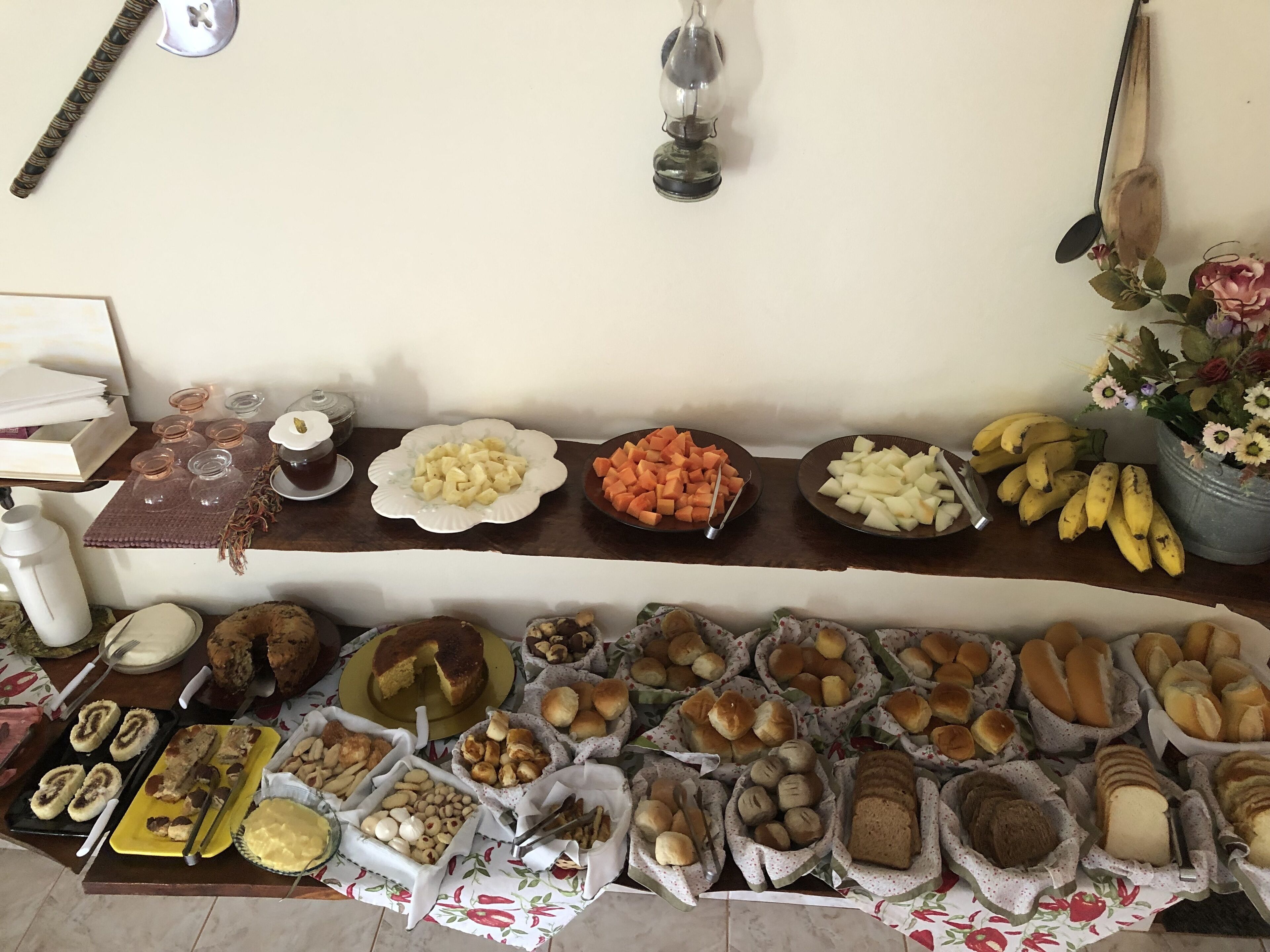 Une table de buffet garnie de divers plats et une décoration murale.