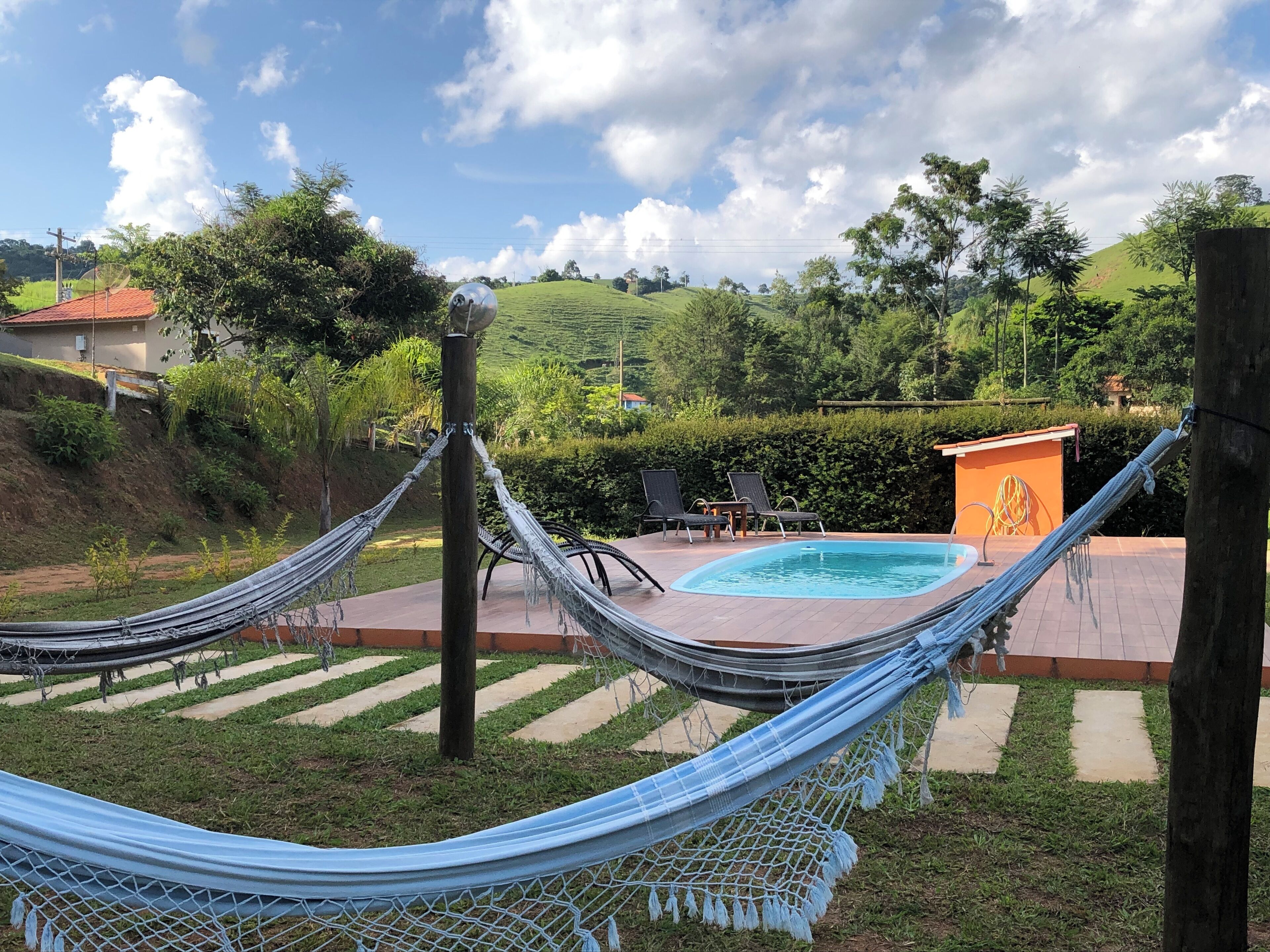 28-英寸纯平电视（配备有线频道）、电视、壁炉