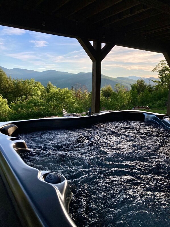 Un jacuzzi con vistas a las montañas.