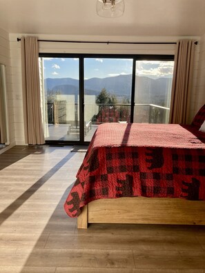 4 bedrooms, desk, iron/ironing board, travel cot
