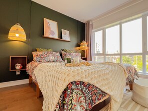 1 Schlafzimmer, Schreibtisch, Bügeleisen/Bügelbrett, Reisekinderbett