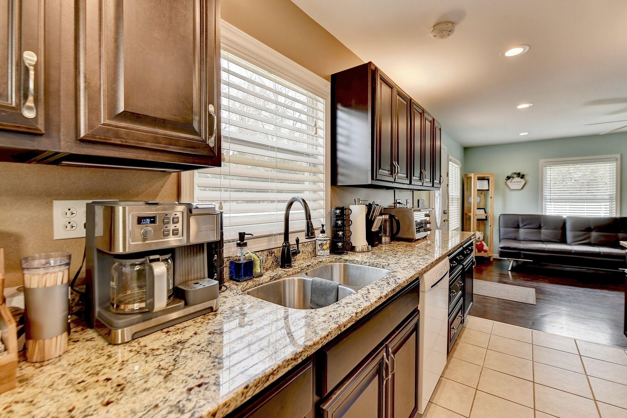 lake lanier lakefront with dock, king bed, pet, near rowing club & olympic park