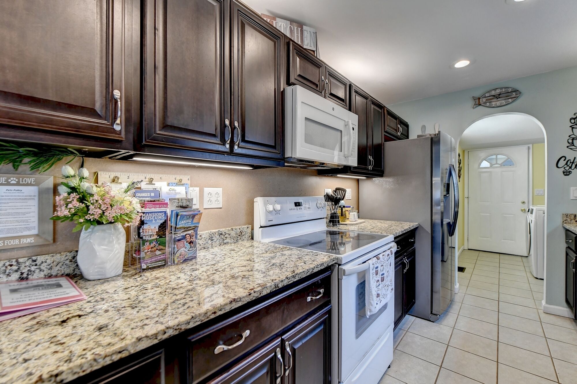 lake lanier lakefront with dock, king bed, pet, near rowing club & olympic park