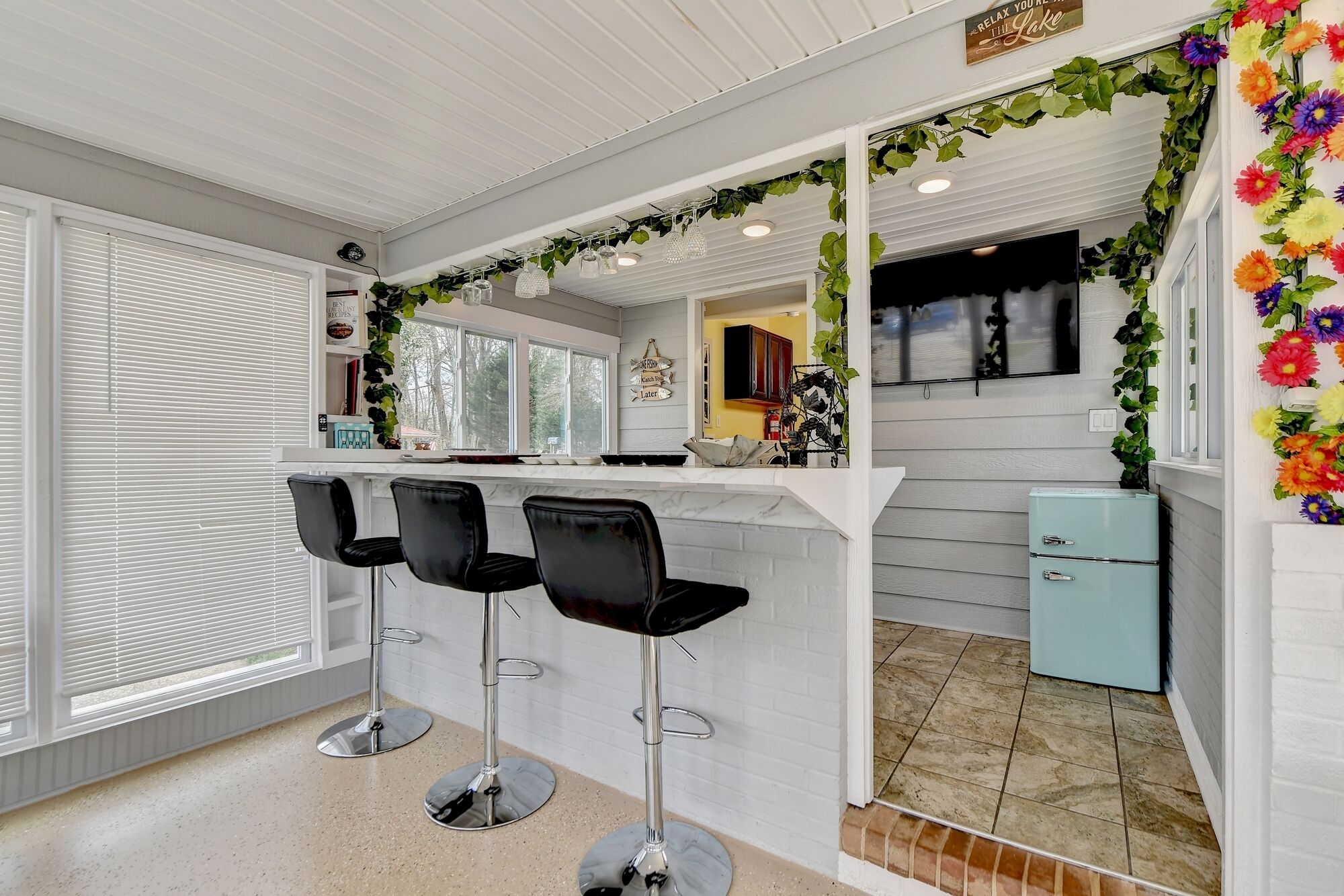 lake lanier lakefront with dock, king bed, pet, near rowing club & olympic park