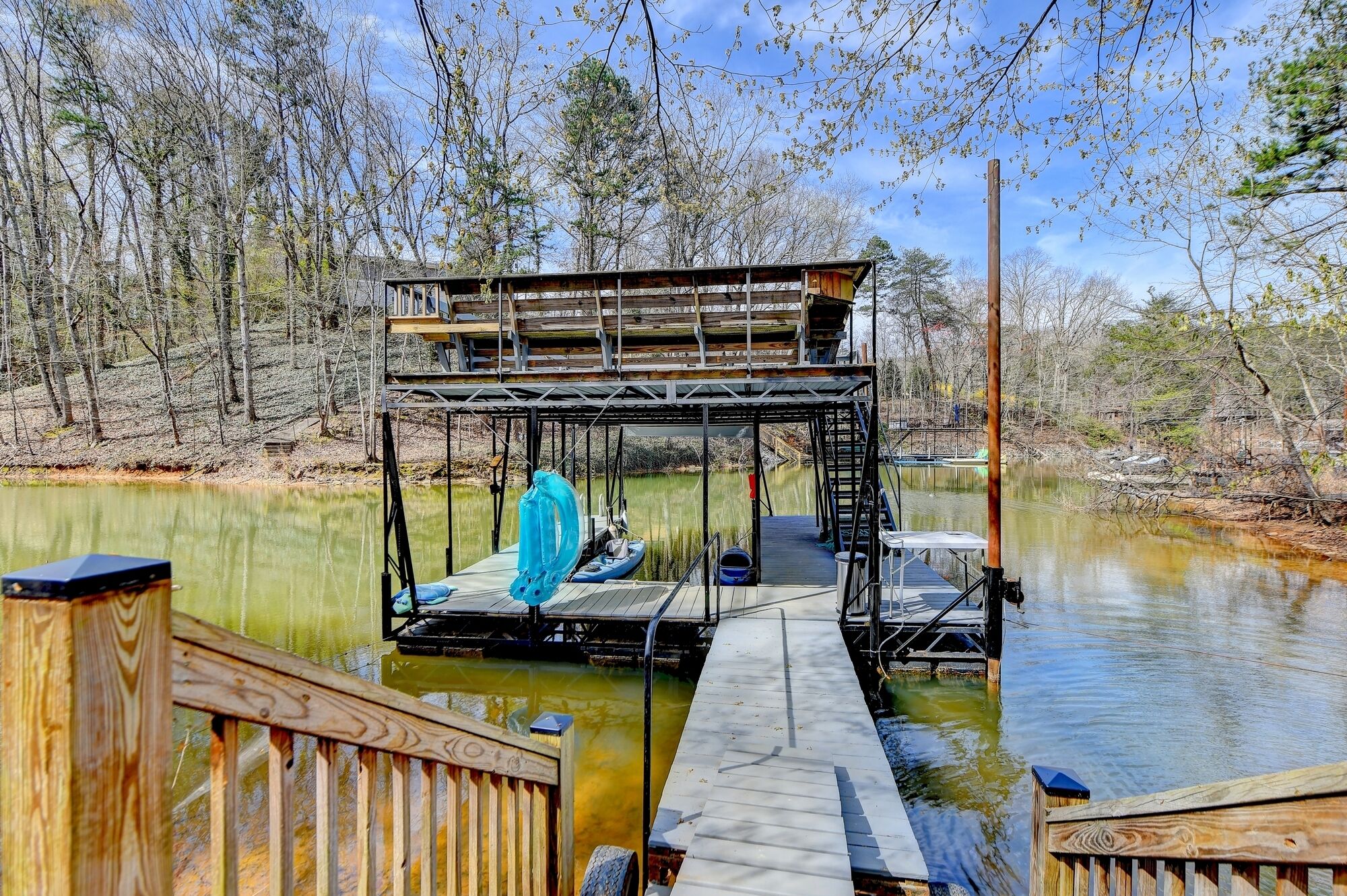 lake lanier lakefront with dock, king bed, pet, near rowing club & olympic park