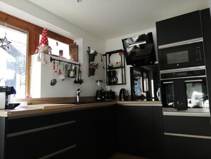 Geladeira, micro-ondas, fogão, cooktop