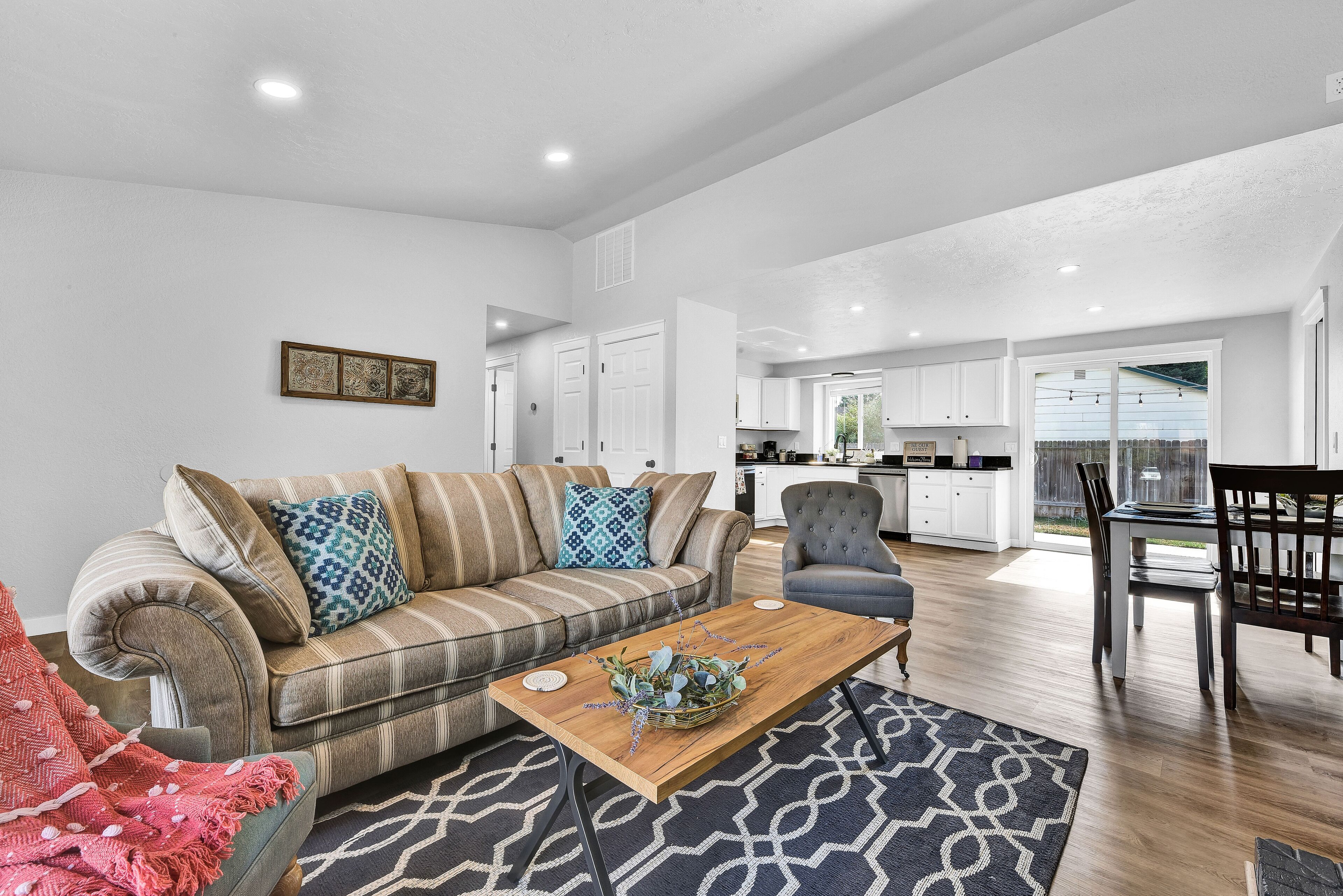 Cheerful 4-bedroom home with outdoor living space