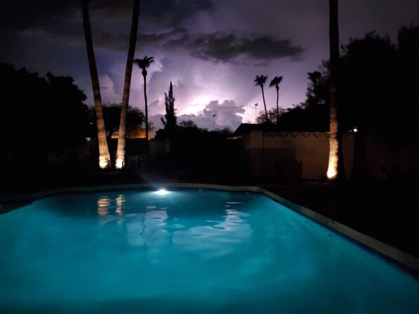 Una piscina al aire libre, una piscina climatizada