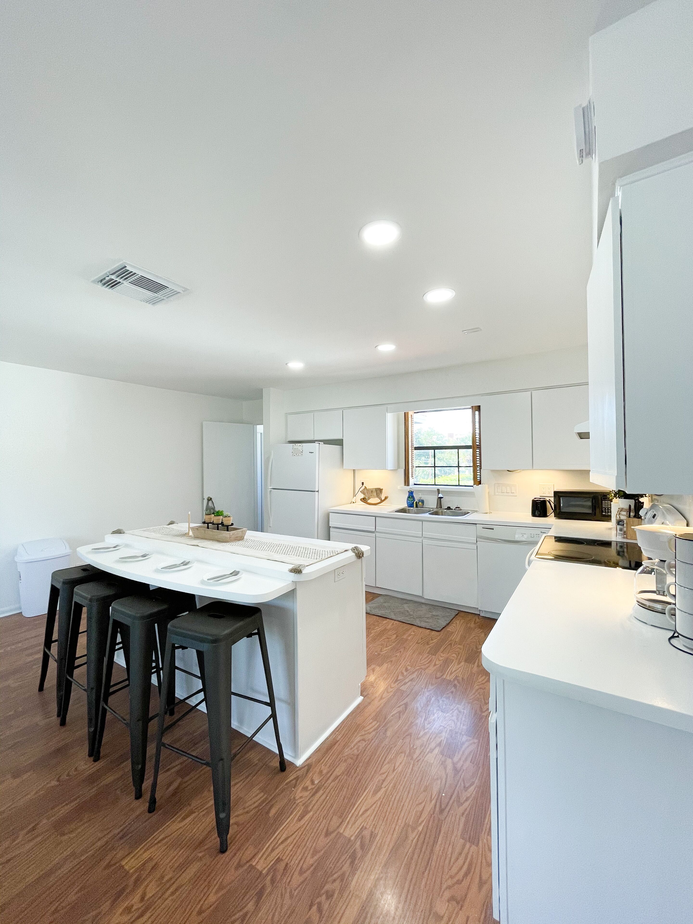 #7 HUGE 2-bedroom with 3 KING BEDS, Atlantic Ave