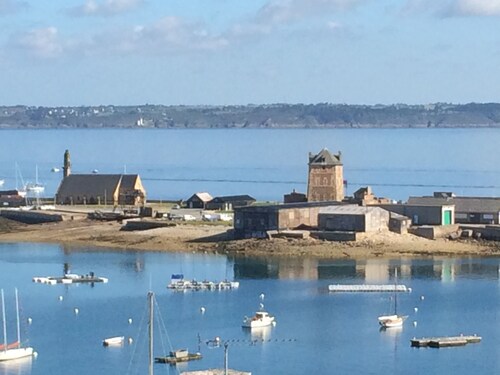 Maison  surplombant le port de Camaret, vue mer