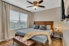 4 slaapkamers, een bureau, een strijkplank/strijkijzer, reisbedje