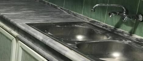 Tetera eléctrica y utensilios de cocina