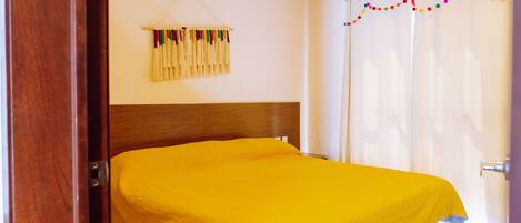 Tabla de planchar con plancha, wifi gratis y ropa de cama