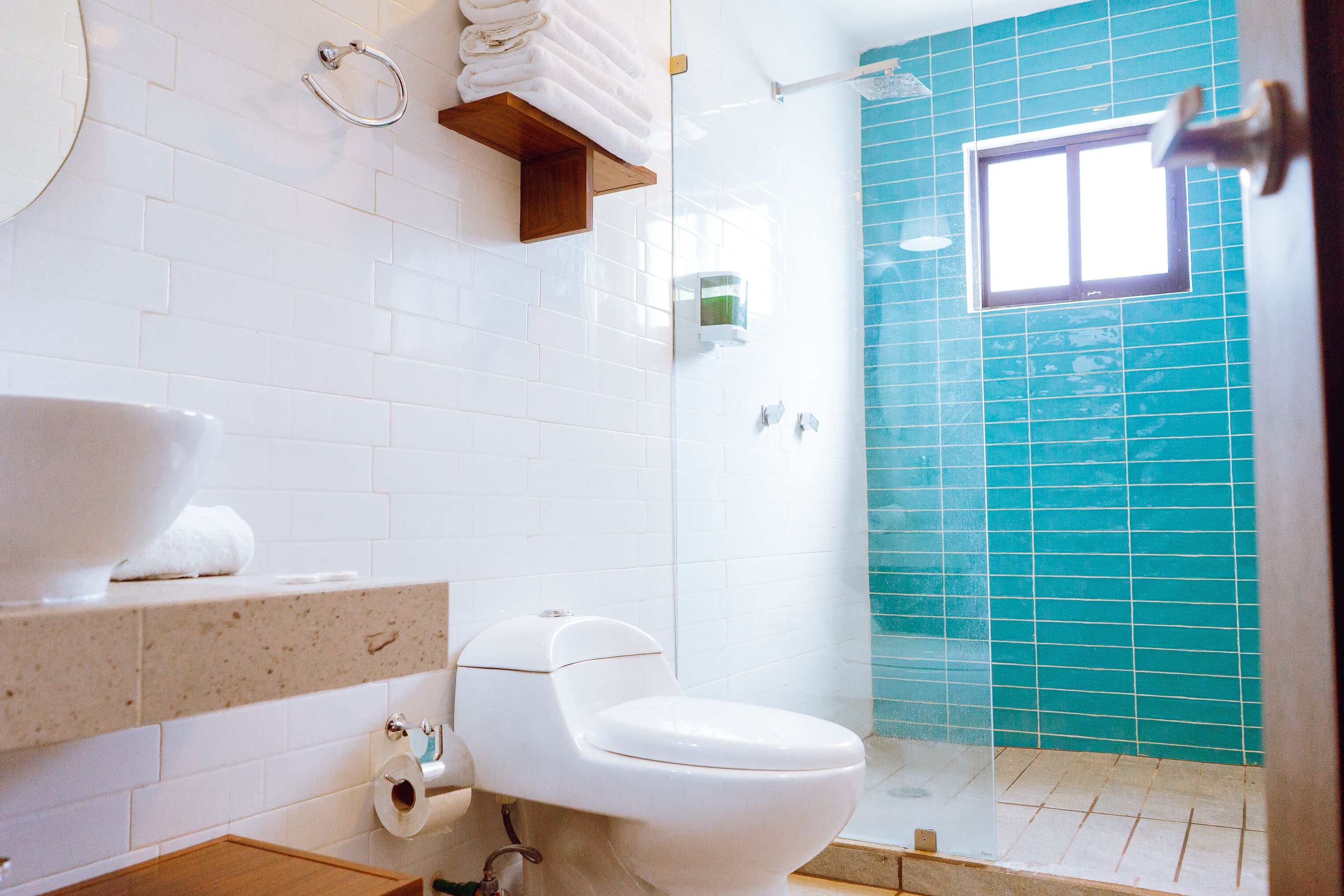 Habitación familiar, 2 camas de matrimonio | Baño | Ducha, albornoces, bidé y toallas