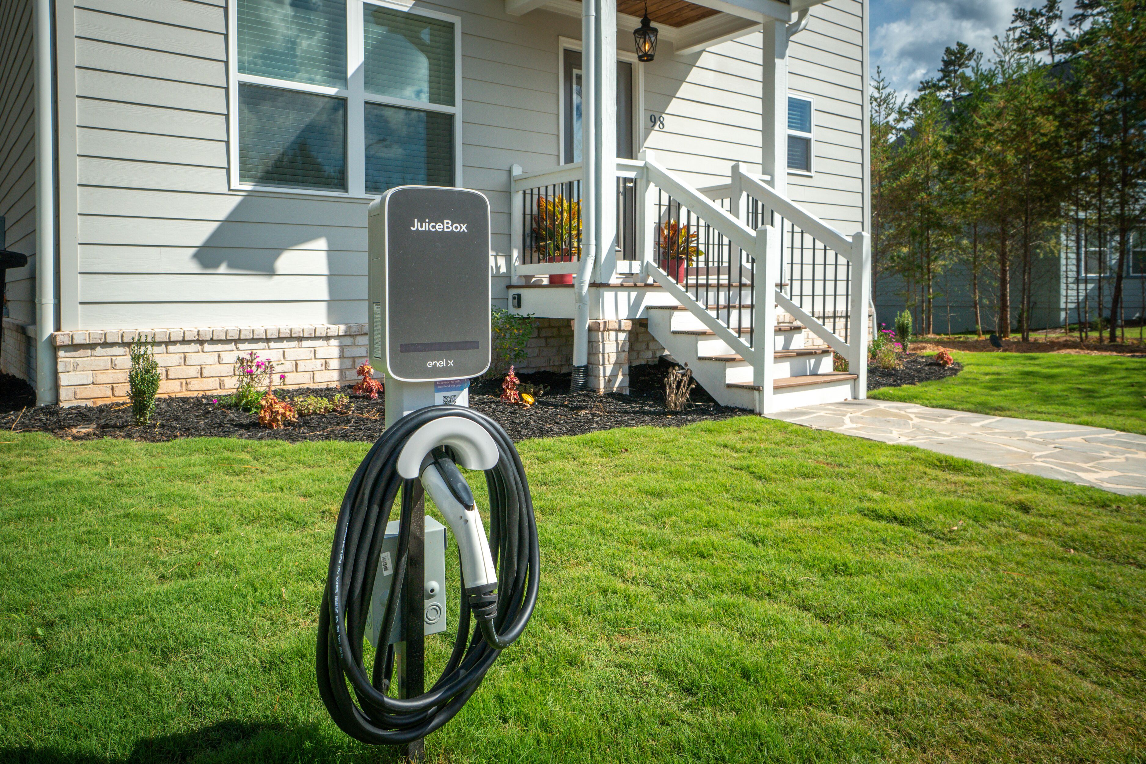 Hot-Tub+Game Room-Screened in Back deck with Fireplace-Walk to Helen
