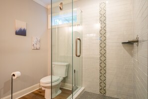 Combined shower/tub, hair dryer, towels, toilet paper - Hot-Tub+Game Room-Screened in Back deck with Fireplace-Walk to Helen (Helen)