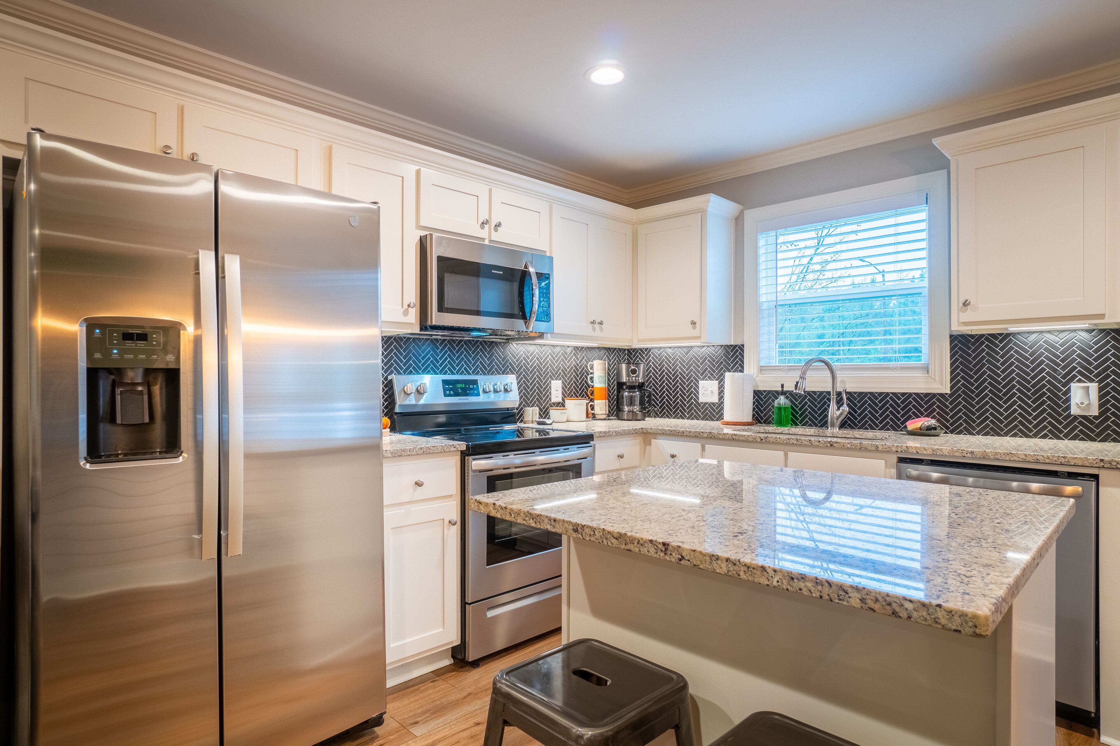 Hot-Tub+Game Room-Screened in Back deck with Fireplace-Walk to Helen