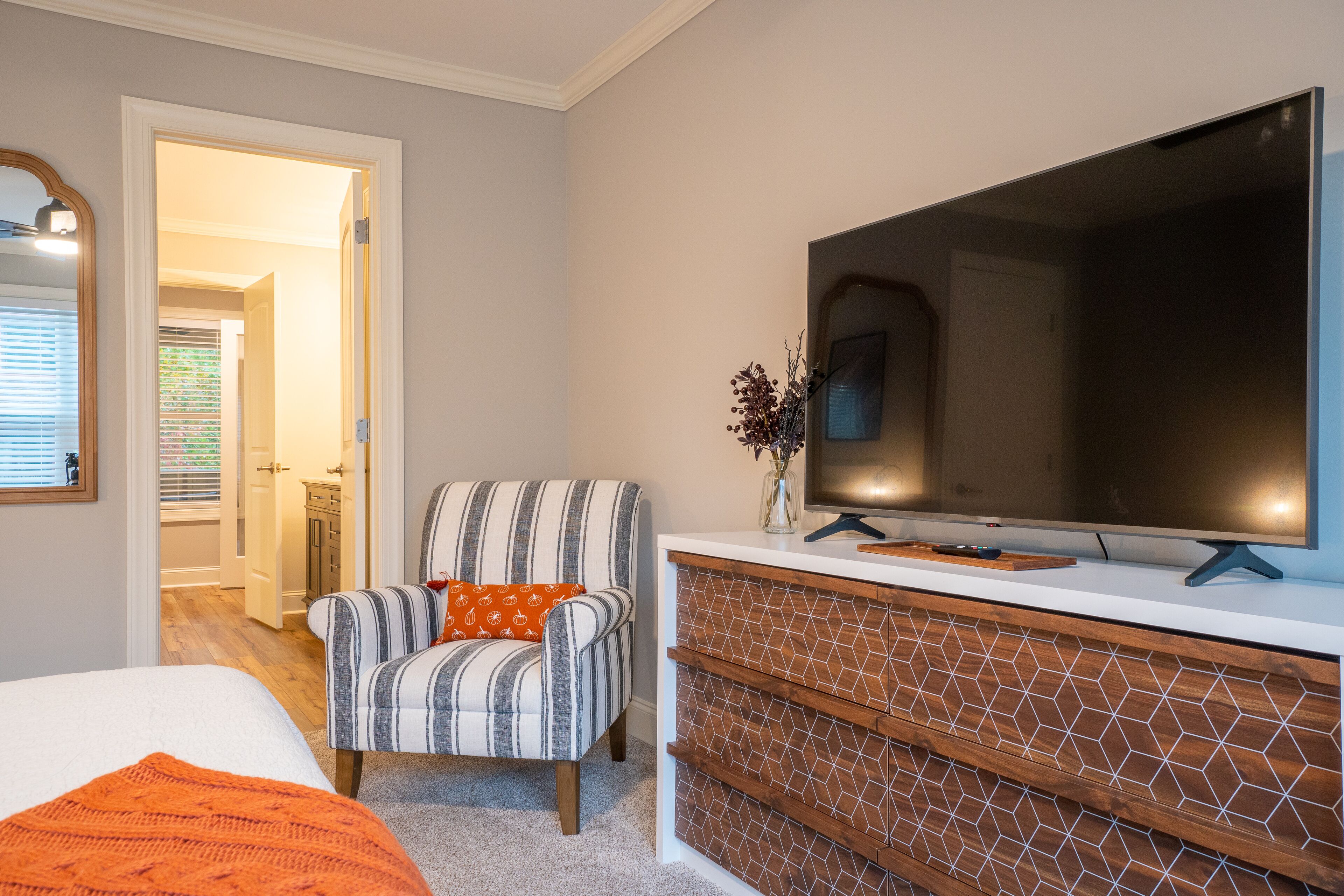 Hot-Tub+Game Room-Screened in Back deck with Fireplace-Walk to Helen