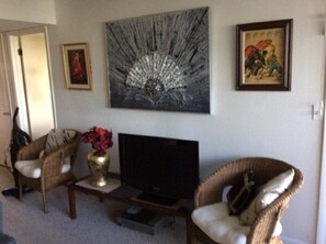 Condo, 1 cama King size y sofá cama, acceso a la alberca | Sala de estar | Televisión de pantalla plana de 40 pulgadas con canales por cable 