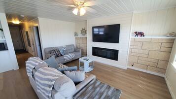 Casa, varias camas, acceso a la alberca, vista a la playa | Área de sala de estar | Televisión de pantalla plana de 40 pulgadas con canales por cable