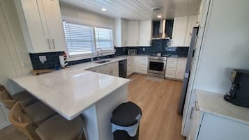 Casa, varias camas, acceso a la alberca, vista a la playa | Cocina privada | Refrigerador, microondas, horno y parrilla de estufa