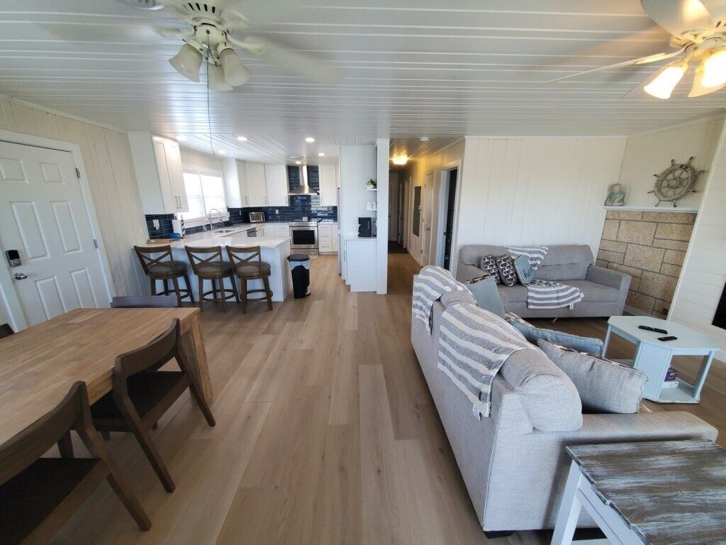 Casa, varias camas, acceso a la alberca, vista a la playa | Área de sala de estar | Televisión de pantalla plana de 40 pulgadas con canales por cable 