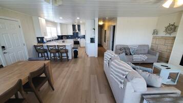 Casa, varias camas, acceso a la alberca, vista a la playa | Área de sala de estar | Televisión de pantalla plana de 40 pulgadas con canales por cable