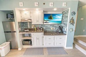 Réfrigérateur, micro-ondes, plaque de cuisson, cafetière/bouilloire