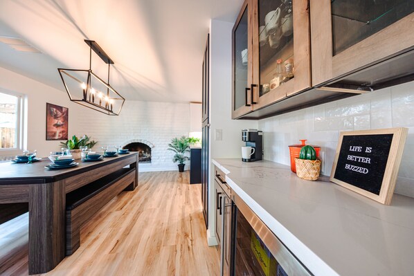 Kjøleskap, mikrobølgeovn, ovn og kokeplater