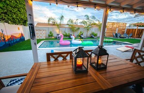 Utendørsbasseng og et oppvarmet basseng