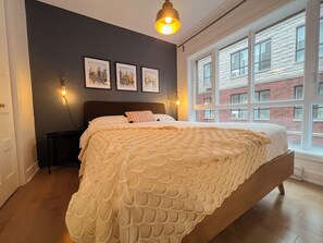 1 habitación, escritorio, tabla de planchar con plancha y cuna de viaje 