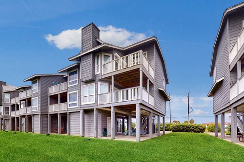 Gulf-view beach house with decks, balcony, AC, & washer/dryer - dog-friendly