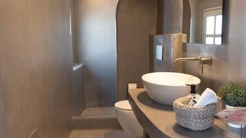 Rom – deluxe, spabadekar | Bad | Dusj, regndusjhode, designertoalettartikler og hårføner