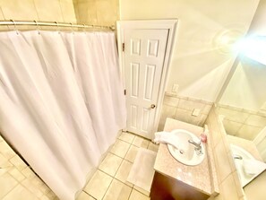 Ensemble douche/baignoire, baignoire à jets, sèche-cheveux