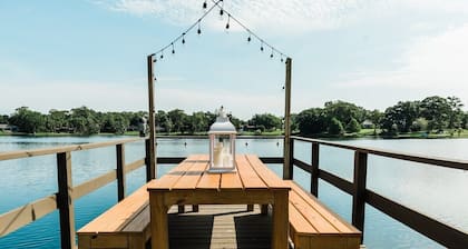 * Beautiful Lakehouse with Pool and Movie Theater*