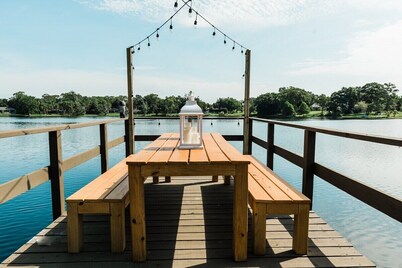 * Beautiful Lakehouse with Pool and Movie Theater*