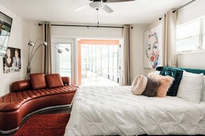 5 bedrooms, desk, iron/ironing board, travel cot