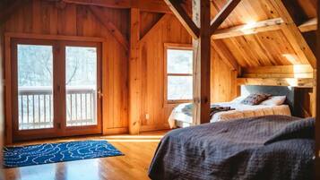 4 makuuhuonetta, tallelokero huoneessa, työpöytä, silitysrauta/-lauta